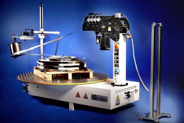 Einblick in Maschinen und Produktion von ROOS TECH