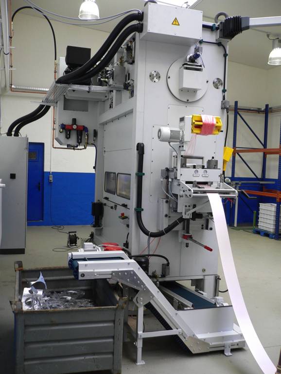 Einblick in Maschinen und Produktion von ROOS TECH